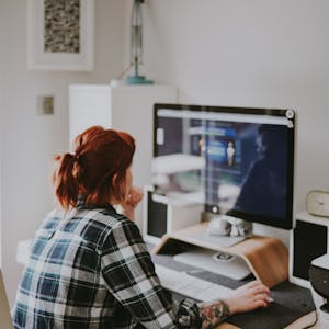 jovem mexe em seu computador
