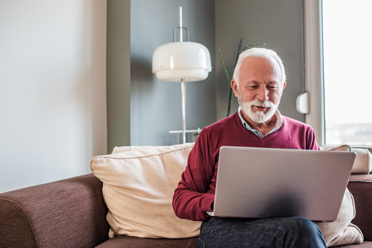 Senhor usando notebook