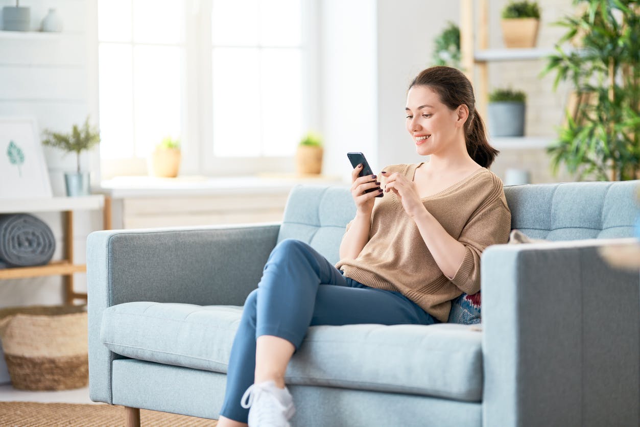 Mulher no celular vendo Planos Vivo Pré