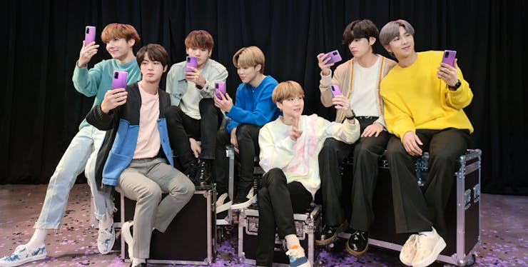 Banda BTS com celular Samsung Galaxy S20+ BTS Edition