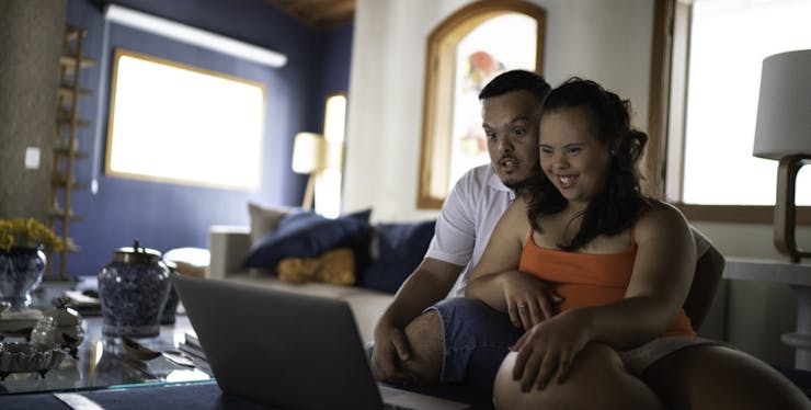 Dia dos Namorados: casal assiste filme no notebook