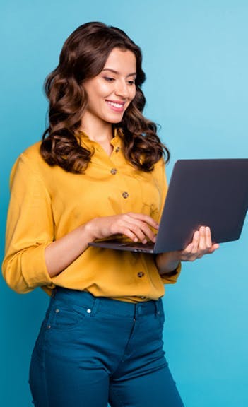 Mulher utiliza computador com Internet TIM Live