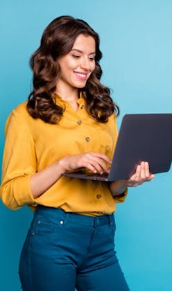 Mulher utiliza computador com Internet TIM Live