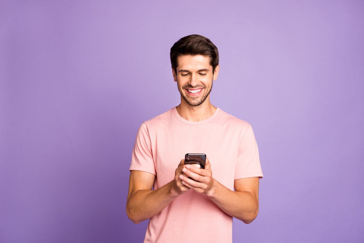 Rapaz usando plano da Vivo Celular em Baraúna