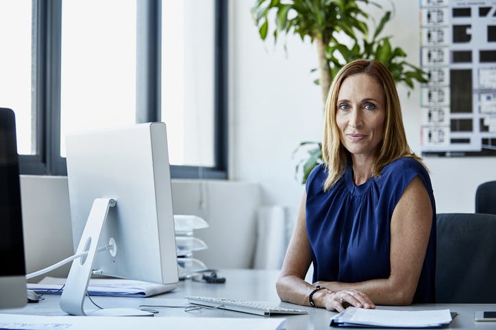 Mulher trabalhando e mexendo no computador