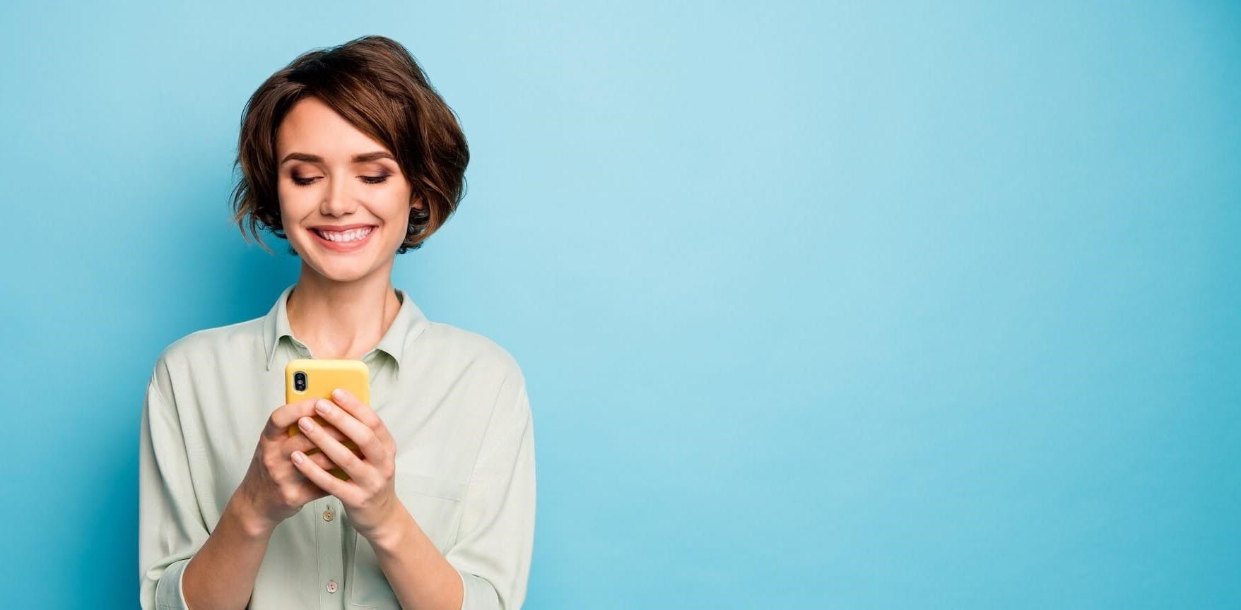 mulher enviando sms e mms