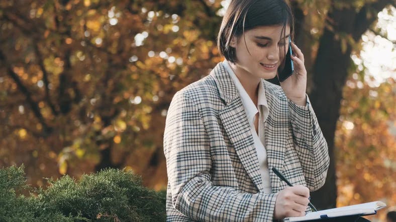 mulher no telefone com a sky