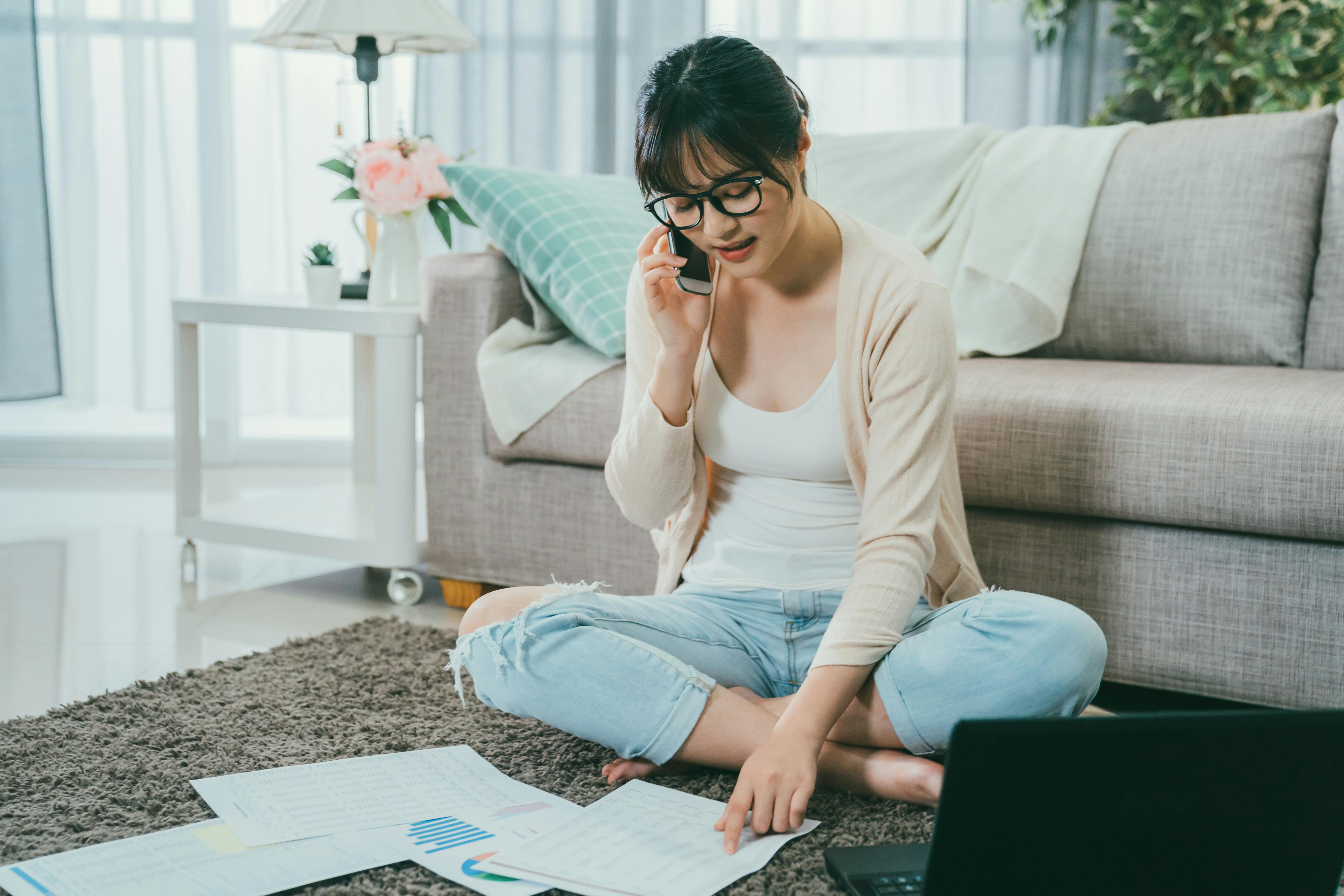 mulher falando no celular