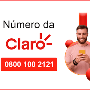 homem sorrindo mexendo no celular