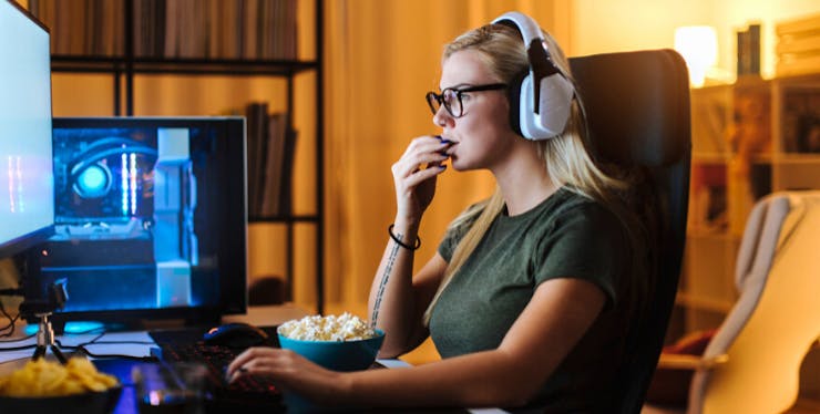 Dia do Orgulho Nerd: mulher assiste a filmes no Claro NOW enquanto come pipoca