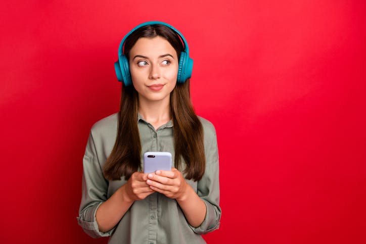 Mulher escutando música e mexendo no celular