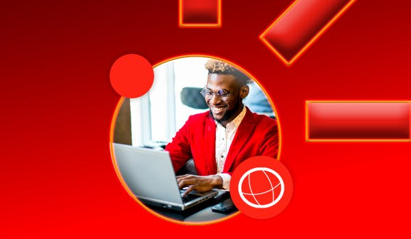 homem mexendo no computador