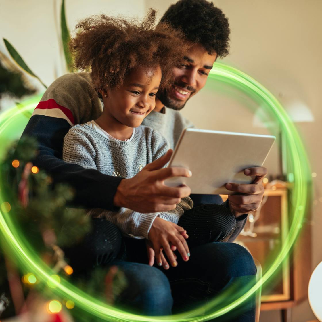 pai e filha usando o tablet