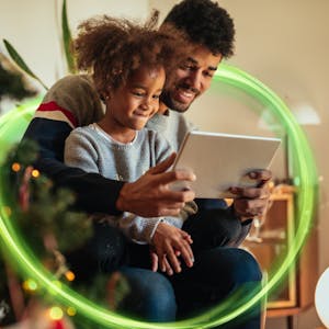 pai e filha usando o tablet