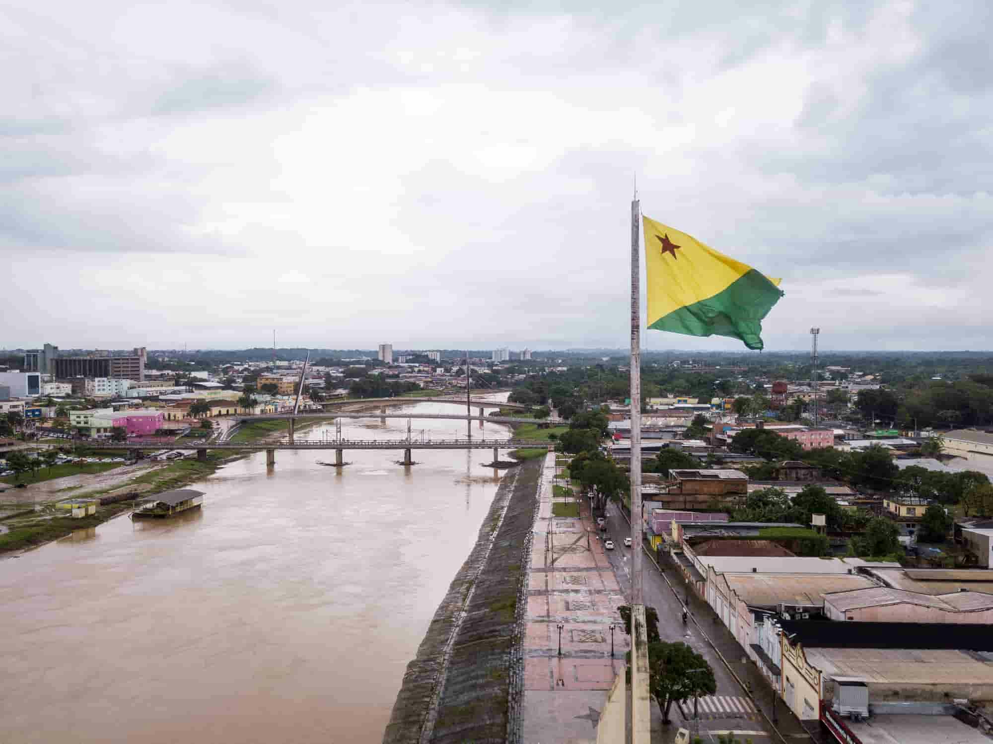 Imagem da cidade de Rio Branco, no Acre, com bandeira do estado tremulando