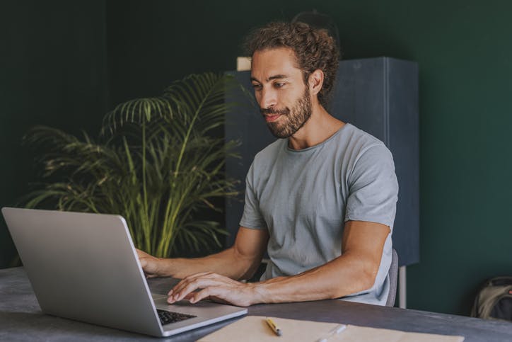 homem digitando no notebook