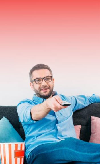 Homem apertando controle remoto