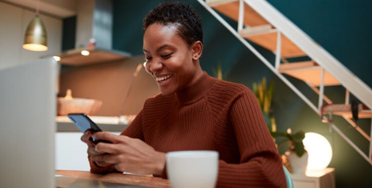 WhatsApp Web: mulher sincronizando app do celular no notebook