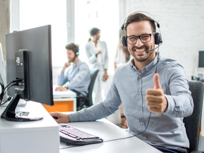 Homem que trabalha na Aura vivo