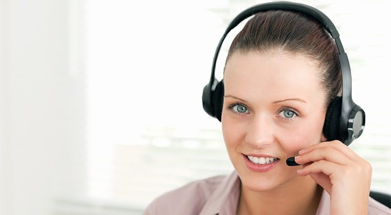 foto mulher usando headphone para atendimento