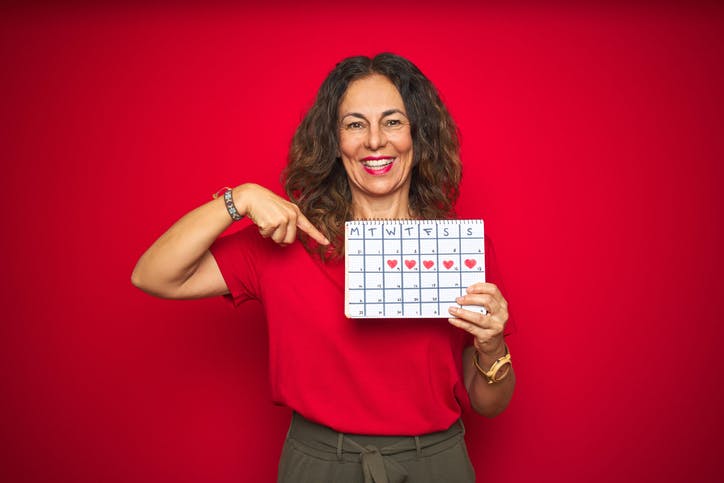 SKy Recarga Programada: mulher aponta para calendário