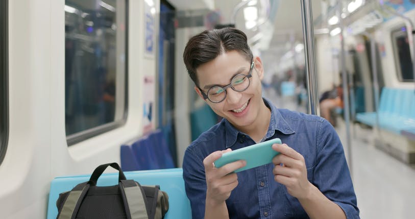 Homem jogando no metrô