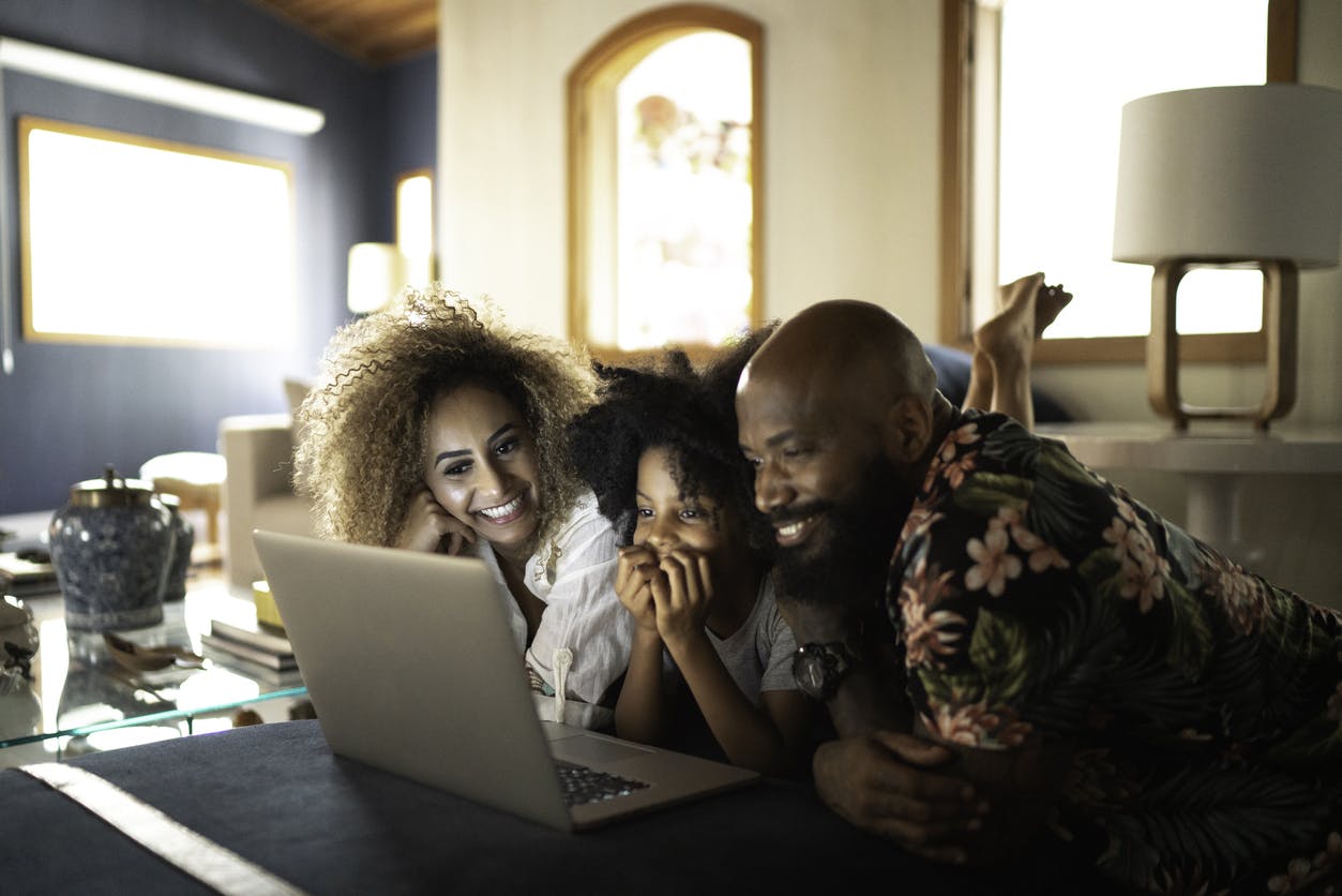 Família no Notebook aproveitando o Plano Vivo Fibra