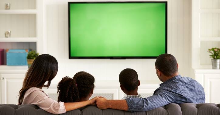 Família assiste à televisão SKY Combo.