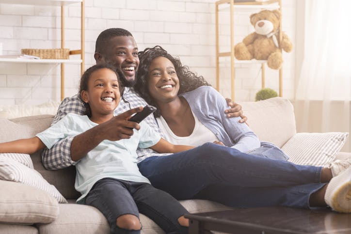família assistindo tv