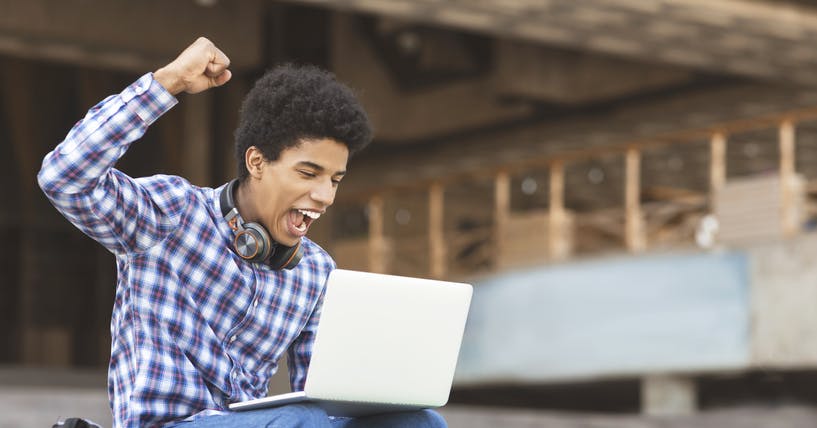 Homem jogando no computador