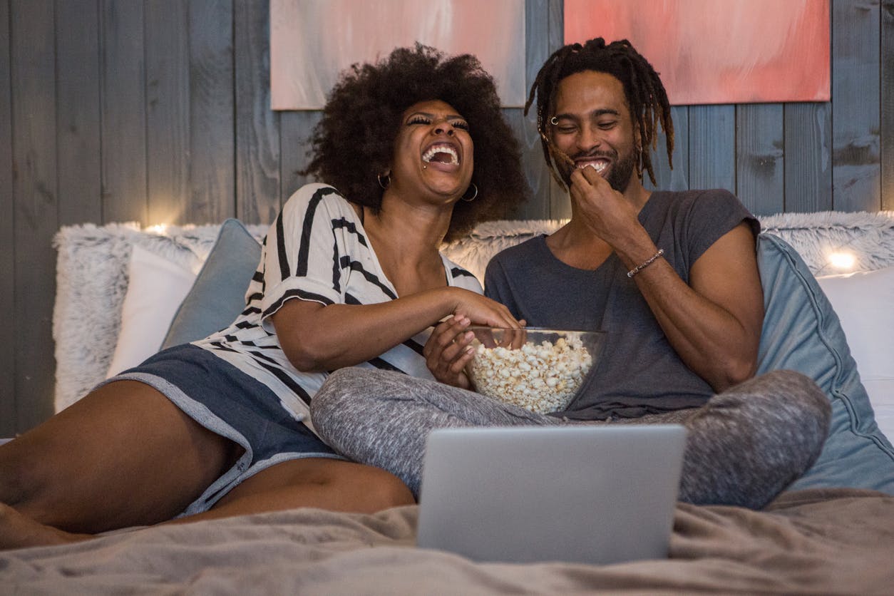 Casal assistindo algo no computador