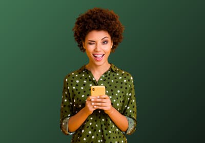 mulher piscando enquanto segura celular