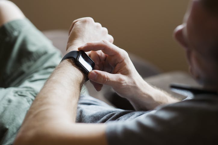 Pessoa usando relógio