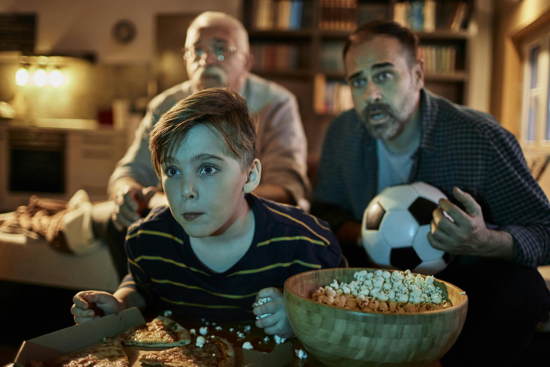 pessoas assistindo tv