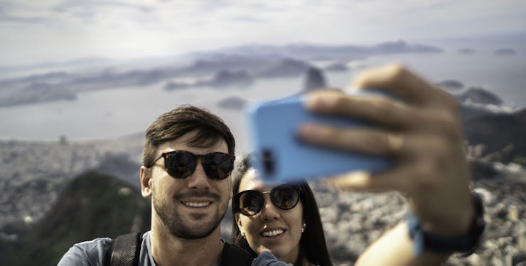 Status para Whatsapp: casal tira selfie para atualizar aplicativo