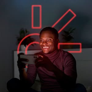 homem sorrindo mexendo no celular