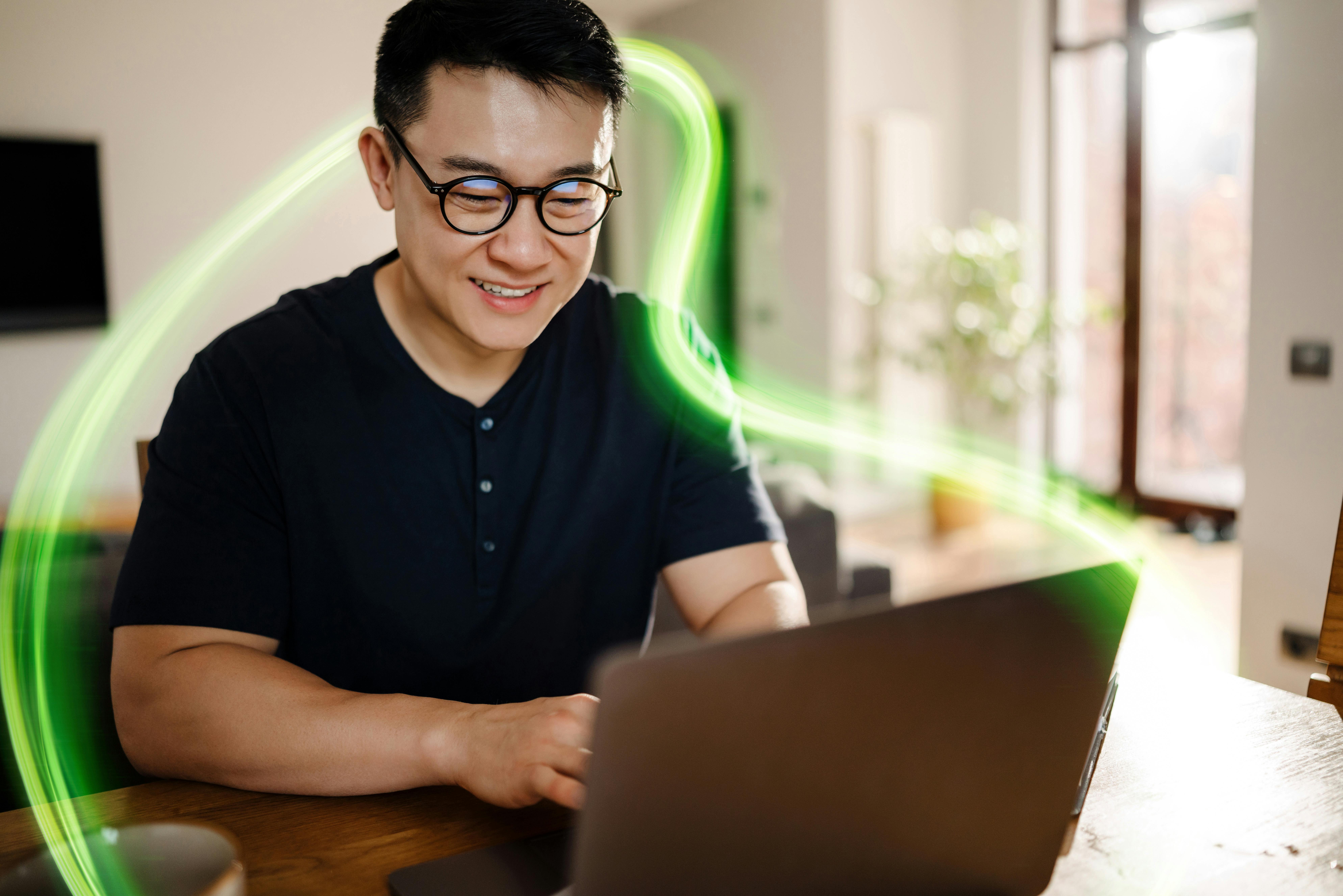 homem usando oi fibra