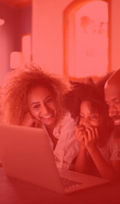 Família usando notebook