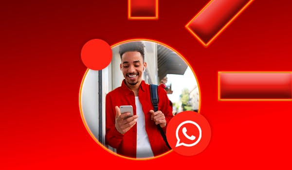 homem sorrindo segurando um celular