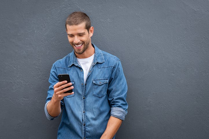 Homem mexendo no celular