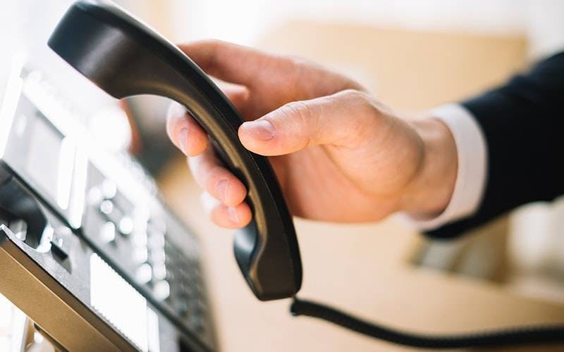 Pessoa desligando o telefone