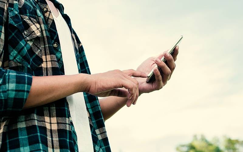 Recarga Oi - Pessoa utilizando o celular