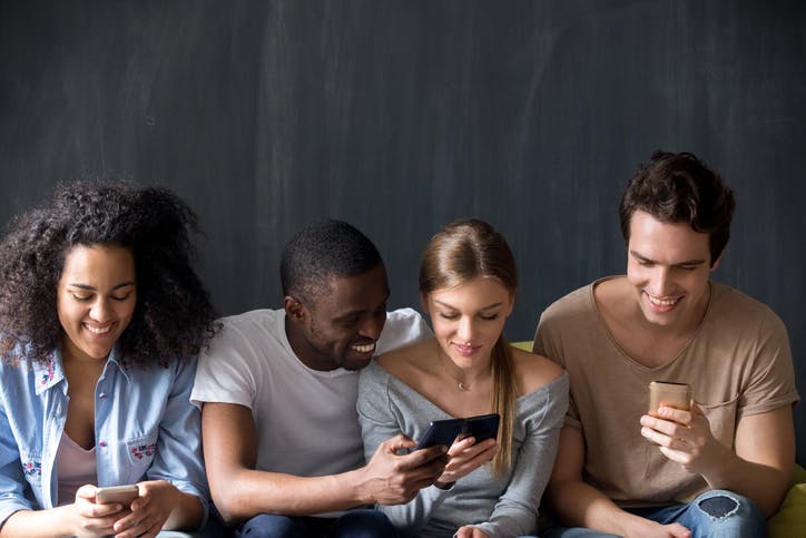 Família usando o celular