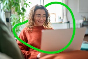 mulher usando laptop com oi internet 1 giga