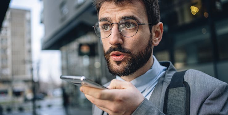 Correio de voz: homem envia mensagem de voz pelo celular
