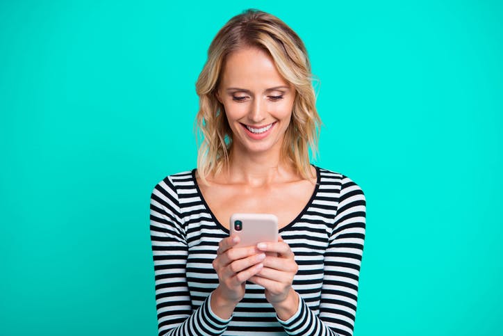 Mulher usando celular com Vivo Pós