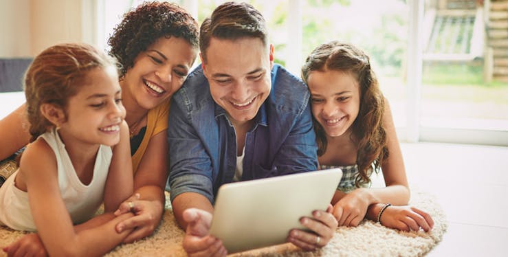 Família feliz assistindo em um tablet
