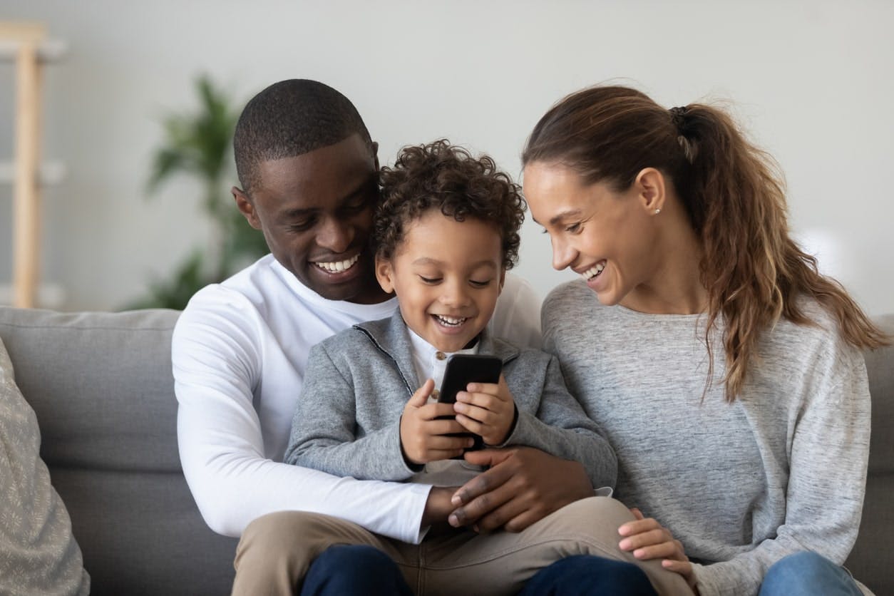 Família usando celular com plano Vivo Pós Família