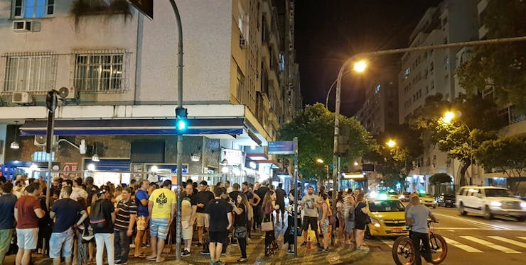 Pessoas aglomeradas em um bar no Rio de Janeiro