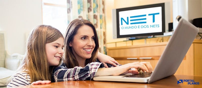 pessoas assistindo tv